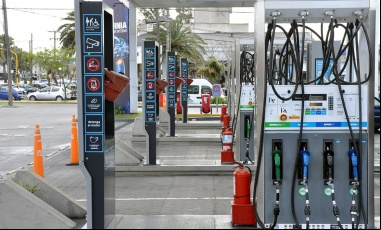 Los impuestos a los combustibles suben desde hoy y habrá otro aumento en mayo